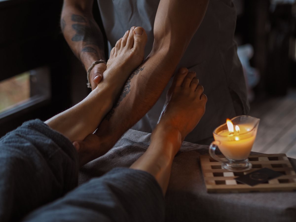 Massage des pieds à la lueur des bougies